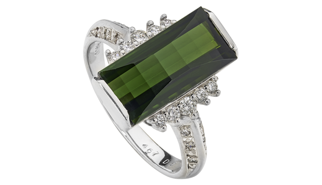 Secondhand.<br>Platinum.<br>A Green Tourmaline & Diamond set Ring<br>(T. Est.: 4.67cts, D. Est.: 0.25ct)